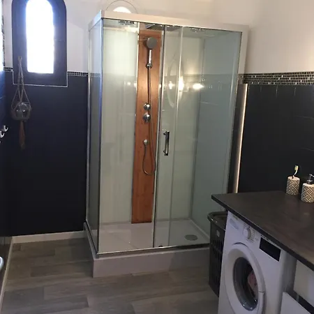Lunel 250 M2 -axe Montpellier-grande Motte Lunel (Herault)