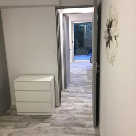Lunel 250 M2 -axe Montpellier-grande Motte * Lunel (Herault)